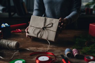 Noel hediyesi gösterilen kadın