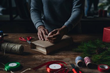 kadın kitap Noel hediyesi olarak kaydırma