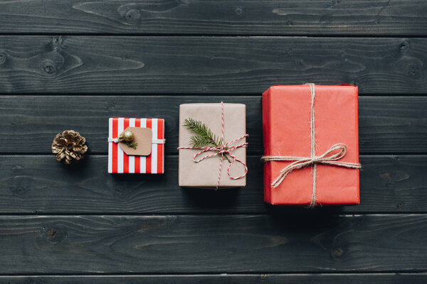 рождественские подарки в ряд в таблице
