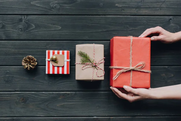 Donna mettendo regalo di Natale in fila — Foto Stock