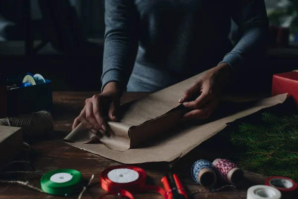 Mulher que embala o livro como presente de Natal — Fotografia de Stock Grátis