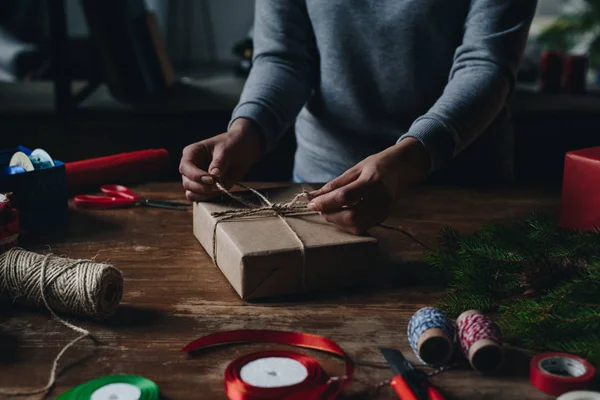 Frau dekoriert Weihnachtsgeschenk — Stockfoto