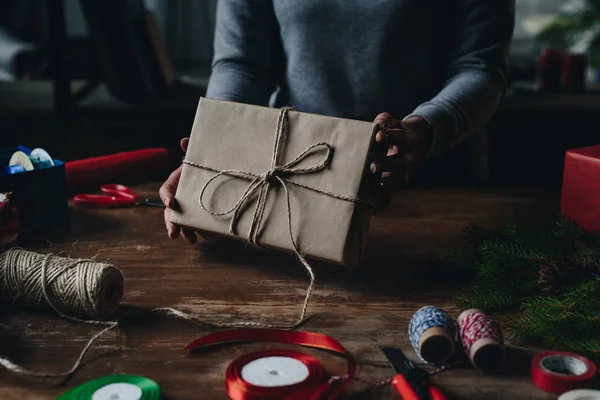 Femme montrant cadeau de Noël — Photo