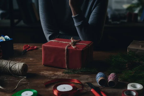 Nő karácsonyi ajándékkal — Stock Fotó