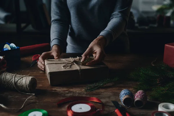 Frau dekoriert Weihnachtsgeschenk — Stockfoto