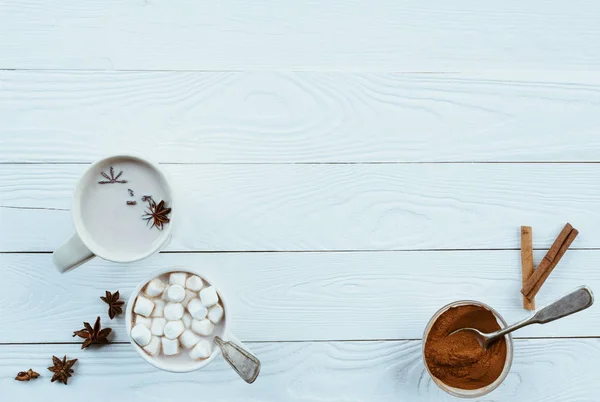 Tazze di cacao con marshmallow e stelle di anice — Foto Stock