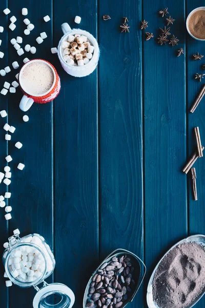 Tasses de boisson cacao et diverses épices — Photo