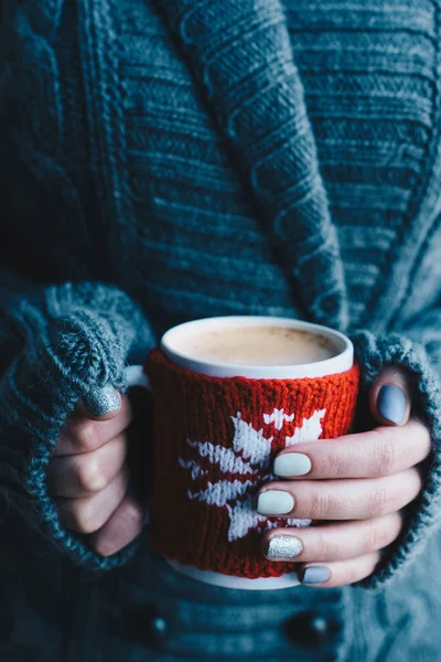 Female hands holding cup of cacao — Stock Photo, Image