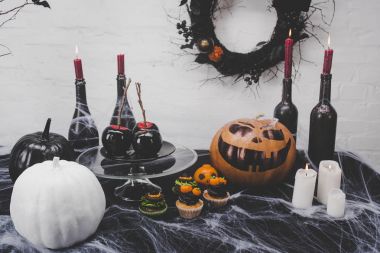 Halloween süslemeleri ve mumlar
