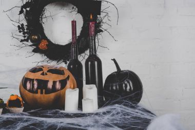 Halloween süslemeleri ve mumlar