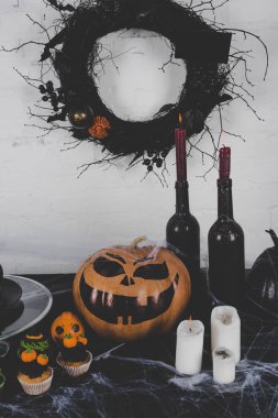 Halloween süslemeleri ve mumlar