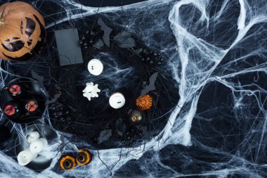 Halloween süslemeleri ve örümcek ağı