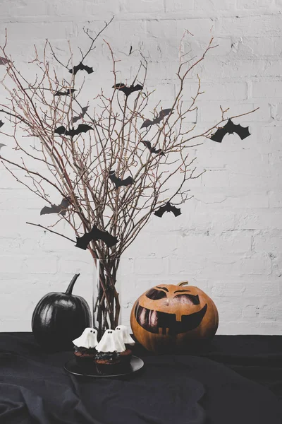 Cupcakes y decoraciones de Halloween — Foto de Stock