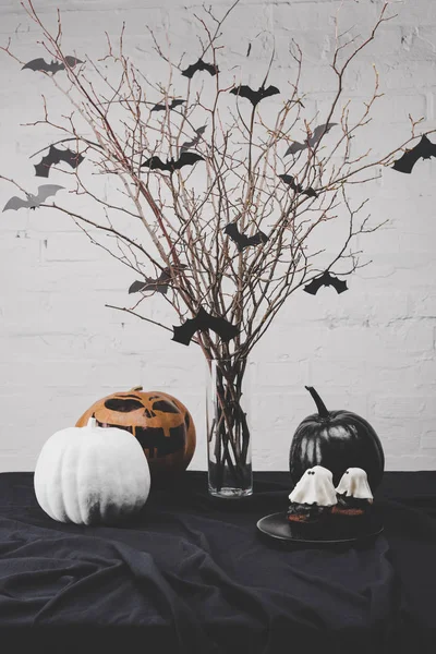 Cupcakes y decoraciones de Halloween — Foto de Stock