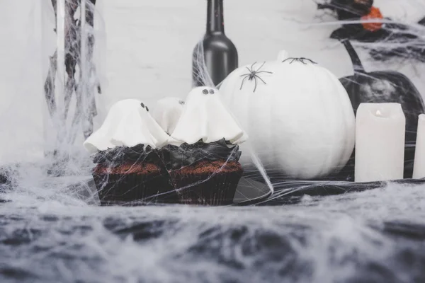 Cupcakes y decoraciones de Halloween — Foto de Stock