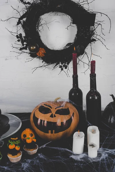 Decoraciones y velas de halloween — Foto de Stock