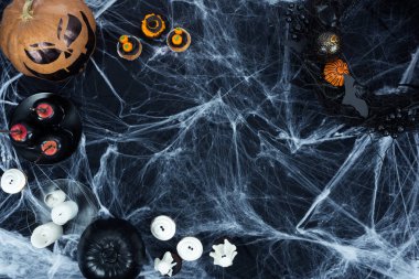 Halloween süslemeleri ve örümcek ağı