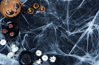 Halloween süslemeleri ve örümcek ağı