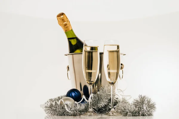 Bottle of champagne and wineglasses — Stock Photo, Image