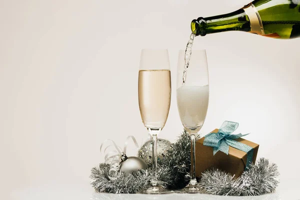 Versando champagne nel bicchiere da vino — Foto Stock