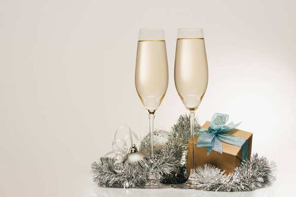 подарок и бокалы шампанского
