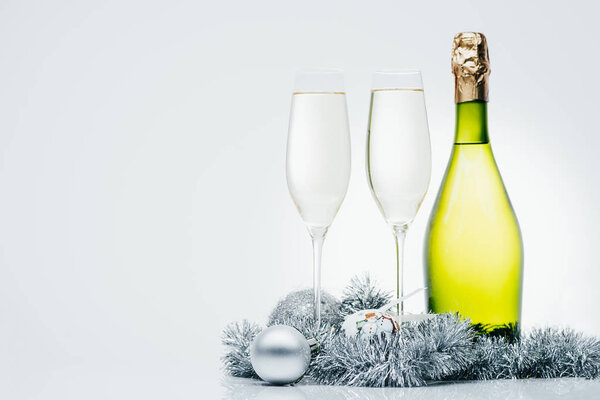 бутылка шампанского и бокалы
