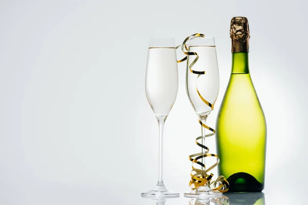 Bottiglia di champagne e bicchieri da vino — Foto Stock