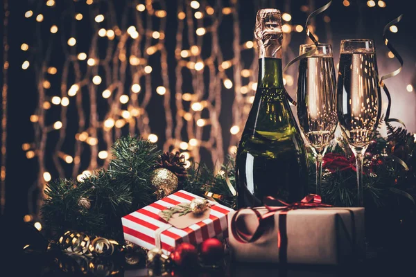 Glasses of champagne and presents — Stock Photo, Image