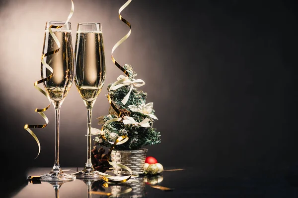 Glasögon av champagne och julpynt — Stockfoto