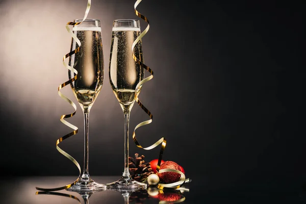 Glasses of champagne and christmas decorations — Stock Photo, Image