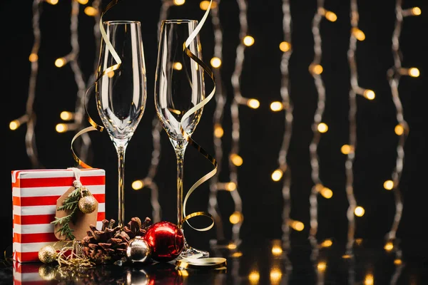 Wineglasses and christmas gift — Free Stock Photo