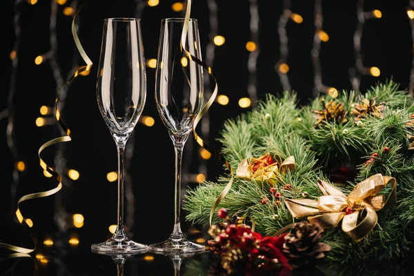 Copas de vino y corona de Navidad — Foto de Stock