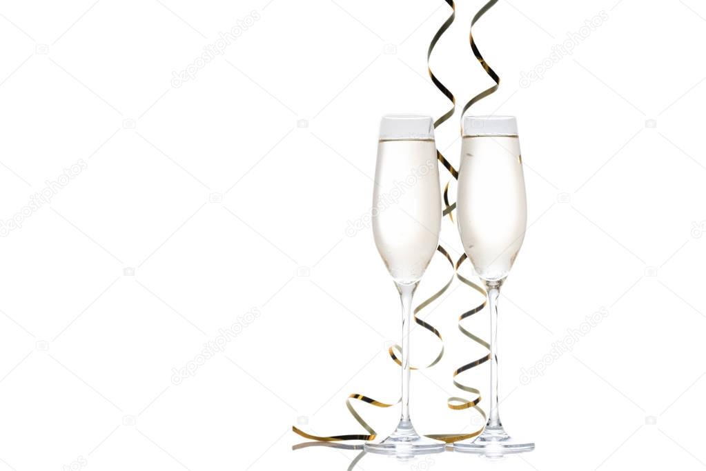 glasses of champagne with ribbons