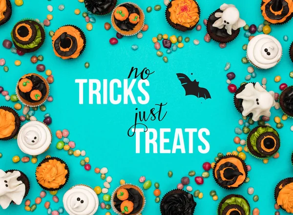 Halloween cupcakes en snoepjes — Stockfoto