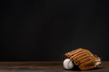 Top ve beyzbol eldiveni