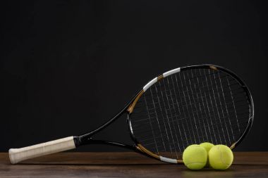Tenis raketi ve topları