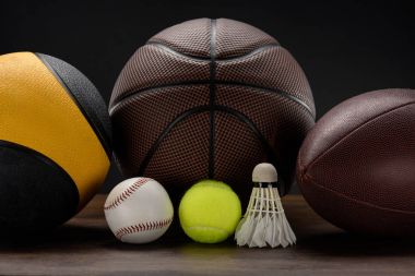 çeşitli spor top ve raketle