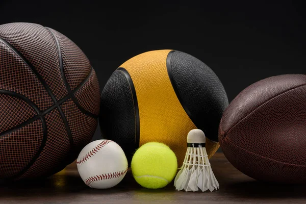 Спортивные мячи и шаттл — стоковое фото