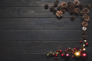çam kozalakları ve Noel topları
