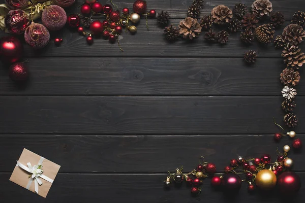 Cônes de pin et boules de Noël — Photo