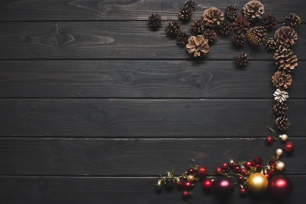 Conos de pino y bolas de Navidad — Foto de Stock