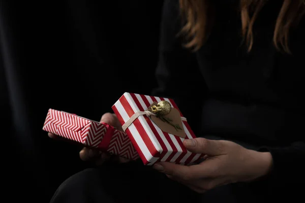 Mujer sosteniendo regalos de Navidad —  Fotos de Stock