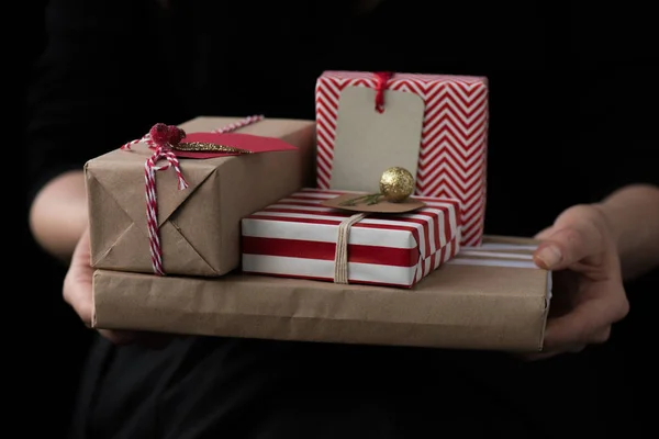 Mujer sosteniendo regalos de Navidad —  Fotos de Stock