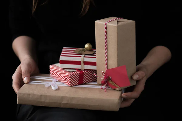 Frau hält Weihnachtsgeschenke in der Hand — Stockfoto