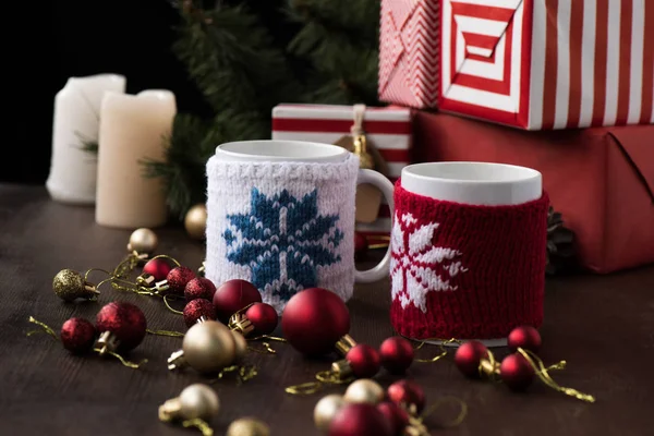 Csészék, és karácsonyi golyókat — Stock Fotó