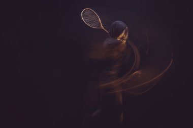 Tenis raketli kadın.