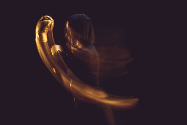 Женщина в боксерских перчатках