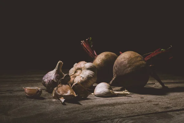 Organic garlic and beets — Stock Photo, Image