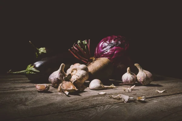 Verduras maduras en la mesa —  Fotos de Stock