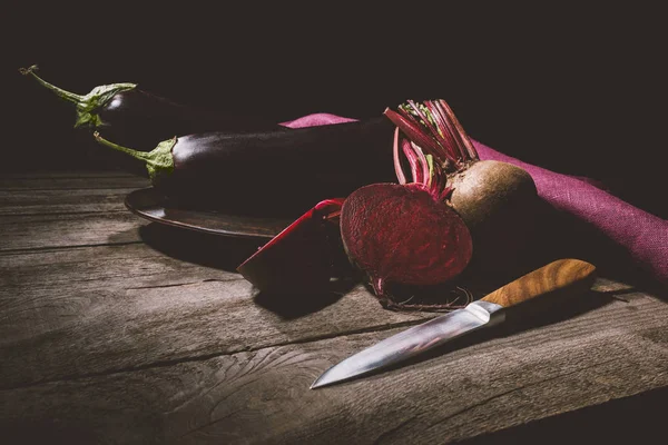 Moget grönsaker på bordet — Stockfoto